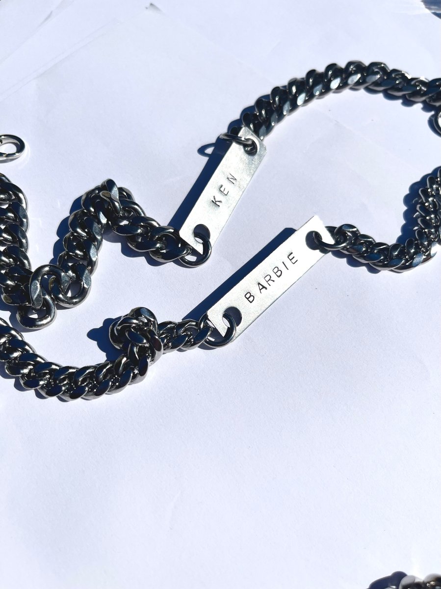https://assets.bigcartel.com/product_images/1bea4763-bec2-4832-87e8-29dc665ce894/custom-thick-chain-two-sided-word-necklace.jpg?auto=format&fit=max&h=1200&w=1200