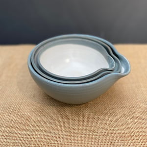 Image of Set Of Pouring Bowls - white/grey