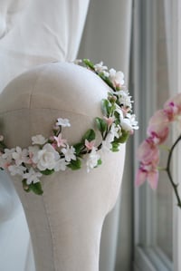 Image 4 of Corona de Flores que Enamoran (Paso a Paso)