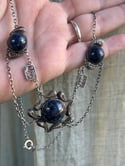 Superbe collier en filigrane d’argent massif et lapis-lazuli, début 1900, Angleterre.