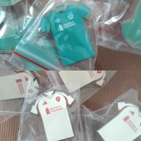 Kits (2 green left, 2 white left)