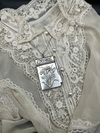 Image 5 of Superbe carnet de bal plaqué argent, avec toutes ses feuilles, chrysanthèmes et œillets,1900