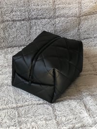 Image 6 of Kosmetyczka Eco skóra pikowana czarna w rozmiarze MIDI