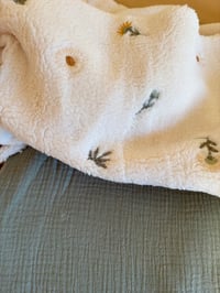 Image 2 of COUVERTURE  VERT SAUGE ET SHERPA BRODÉ