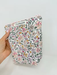 Image 2 of Trousse de toilette haute à poser coton fleurs printanières rose pâle