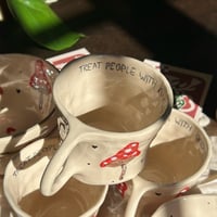Image 3 of Tasse Treat People with Kindness 🍄 (pré-commande)