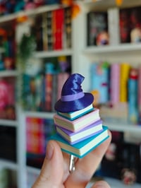 Image 1 of Llavero Clicker libros witchy 