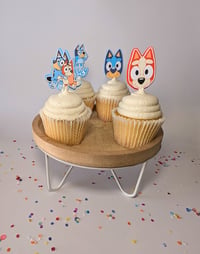 Image 5 of Bluey Cupcake Toppers Sets de 12 y 24