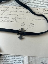 Image 7 of Superbe broche fleur de lys en argent massif poinçonné, mis en ras de cou, XIXème s.