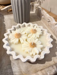 Image 3 of The large Daisy candle
