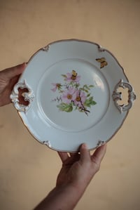 Image 1 of Dekorativer Teller mit Heckenrosen bemalt  und Griffen