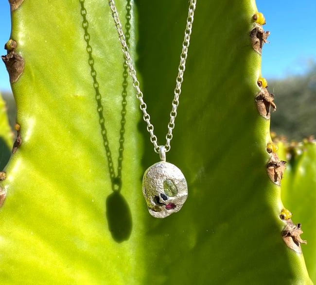 Embedded pendant oval