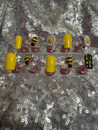 Image 5 of  Bee 🐝 flower 🌼3d gel press,on nails 