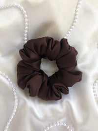 Image 9 of SCRUNCHIE OVERSIZED + STANDARD CHOCOLATE