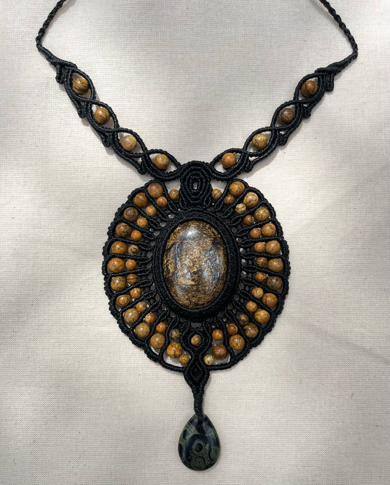 Image of Macrame necklace with bronzite and kambaba 