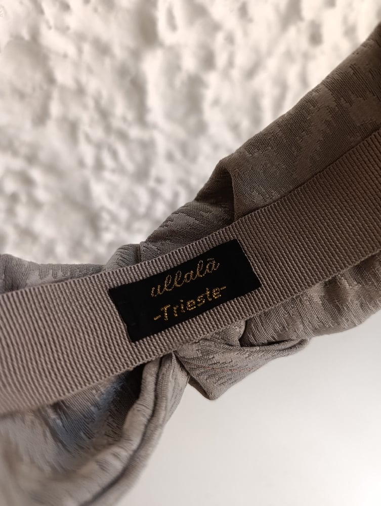 Image of Cerchietto a fascia grigio/argento con nodo centrale 