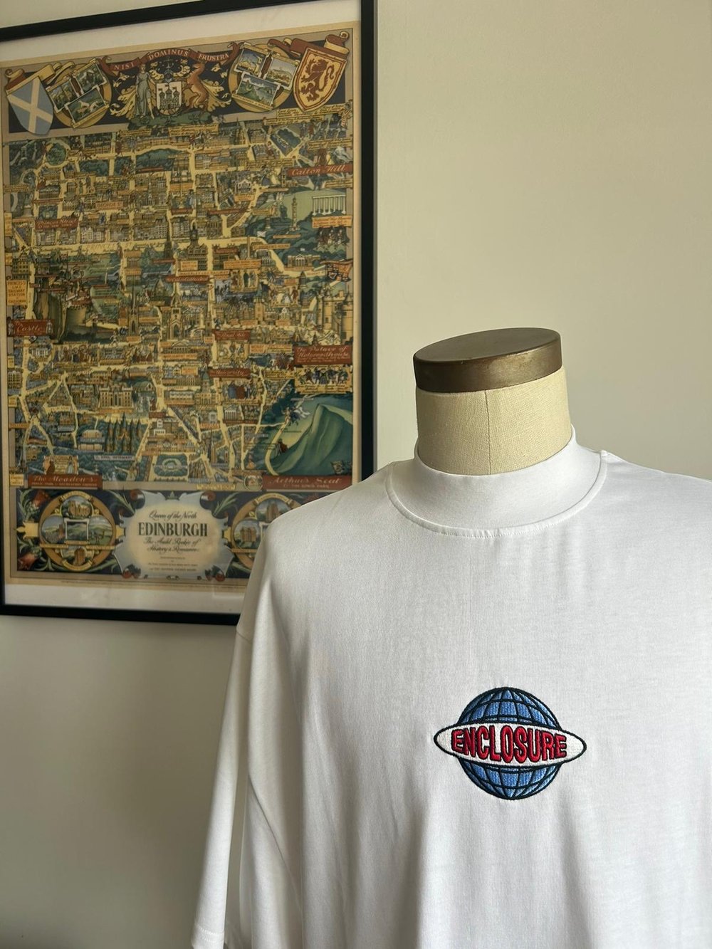 Luxury Fit / Globe T-shirt