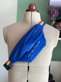 Image 3 of Banane rainbow - Maladroite mais bien à gauche