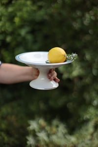 Image 1 of Schale fuer Obst, mit Fuss und feinem, hellblau und goldenem Rand, Porzellan