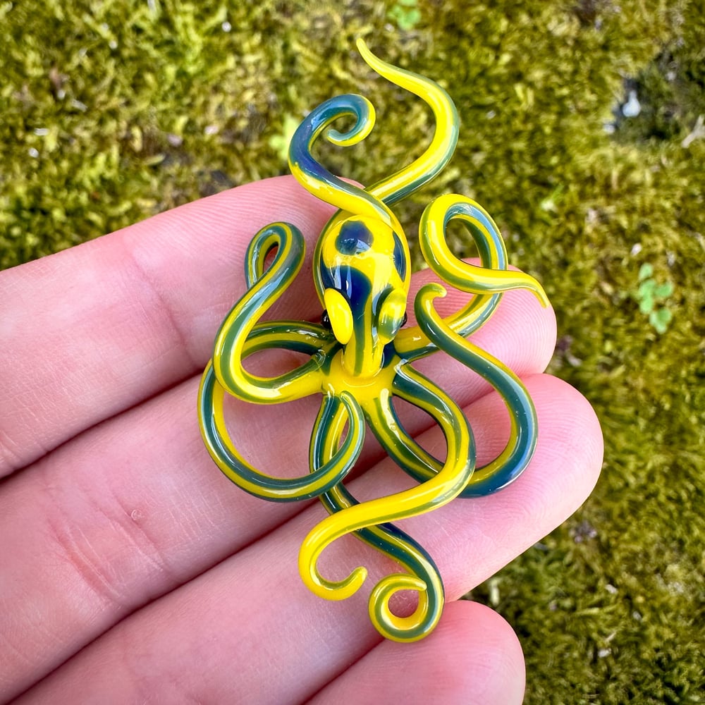 Image of Micro blue ringed octopus sculpture