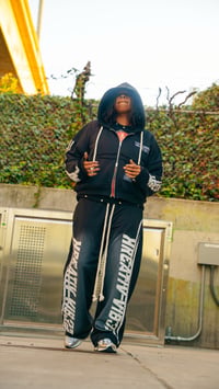 Image 5 of “NOIR  VIB3Z” OVERSIZED 3/4 shorts 