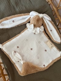 Image 1 of DOUDOU ENVELOPPANT CŒUR BRODÉ 