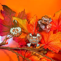 Image 1 of 🟢 STOCK 🟢 PINS EN METAL Halloween GITD (3 designs) - 🎃 PUMP'KILLZ 🎃