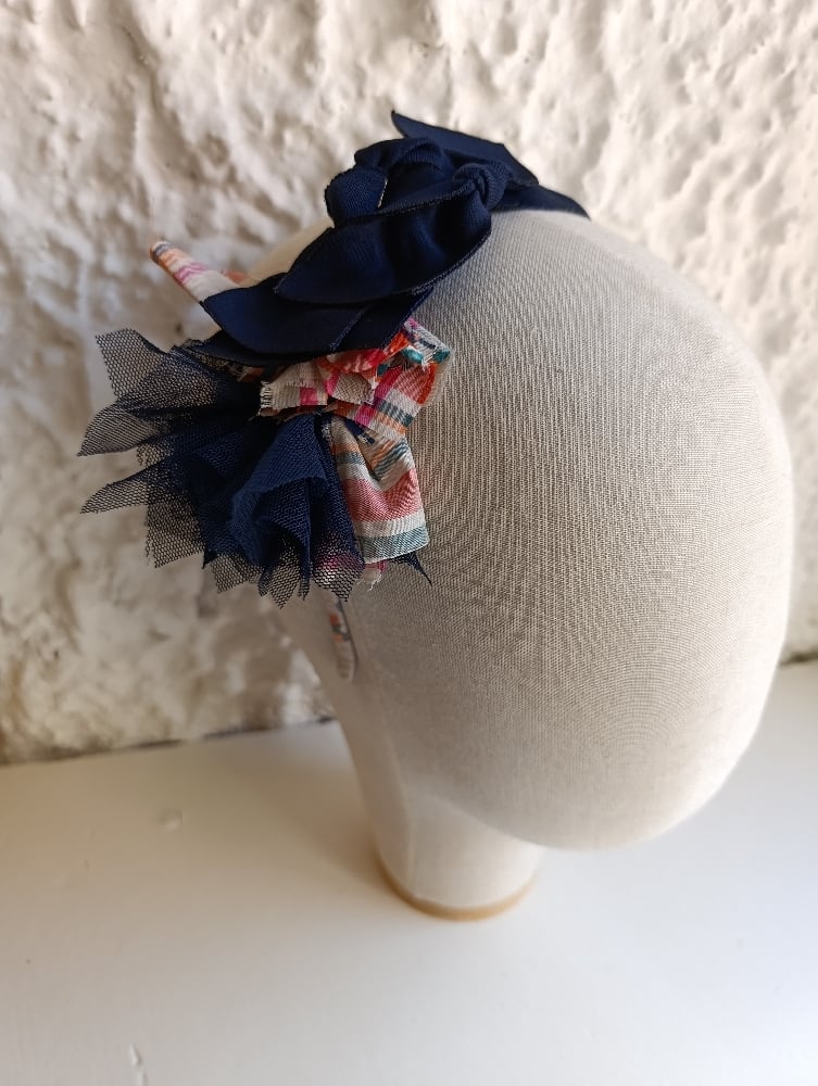 Image of Cerchietto frufru laterale blu e fantasia 