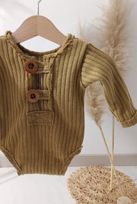 Image 2 of Boys bodysuit Asher | 3-6 months | camel | photo props
