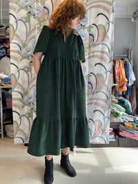 Image 1 of Ella kjole i mørkegrøn fløjl (xs-xxl)