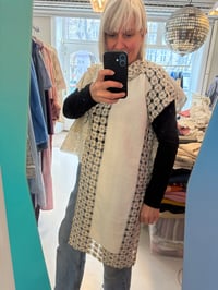 Image 10 of Daisy shirt, touch of grey (one size)