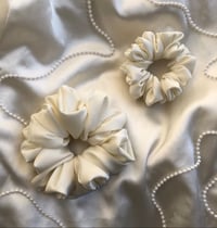 Image 6 of SCRUNCHIE OVERSIZED CREAM/KREM