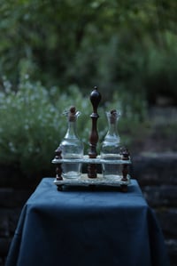 Image 1 of Essig und Ölfläschchen mit gedrechseltem Holzgestell, Fayencefassung,, französisch