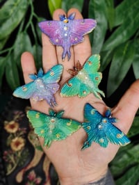 Image 2 of Wisiorek z magiczną ćmą ✨🧚🏻‍♂️