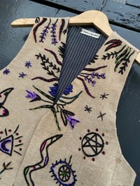 Image 4 of Chaleco bordado a man. HABELAS HAINAS. Talla XL. Deseño exclusivo!