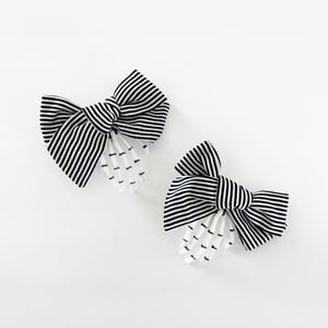 Image of Halloween Bow Skellie Clip 