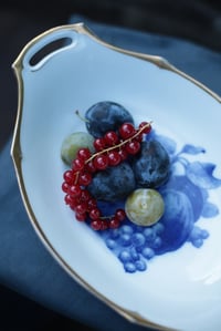 Image 4 of Längliche Schüssel, mit Obstbemalung in blau