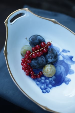 Image of Längliche Schüssel, mit Obstbemalung in blau