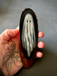 Image 2 of Fantasma sobre rodaja de madera 