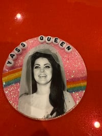 Yass Queen button 