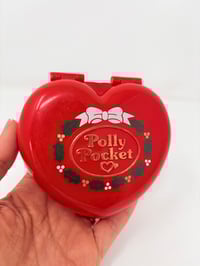 Image 4 of Ensemble bracelet et Polly Pocket coeur de Noël rouge 2 persos