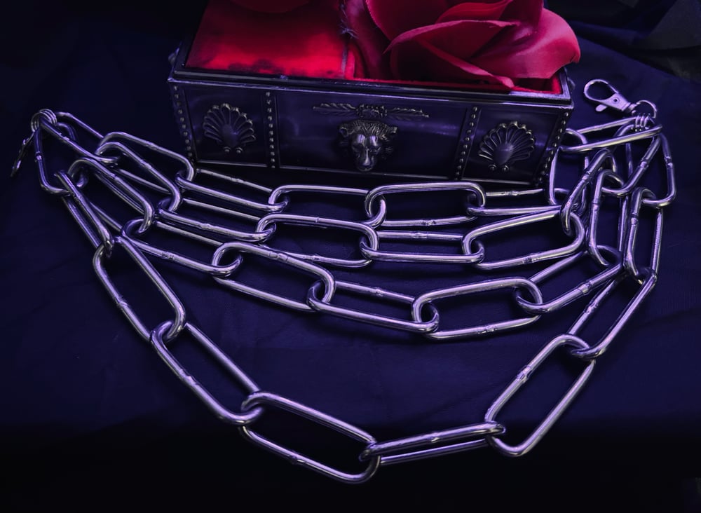 Image of 𝔖𝔦𝔡𝔢 𝔟𝔬𝔡𝔶 𝔠𝔥𝔞𝔦𝔫