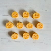 Jack-o'-lantern pumpkin wax melts