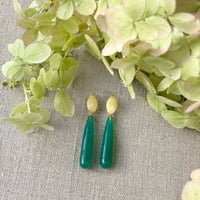Statementøredobber av gullbelagt sølv med lange stener av grønn onyx