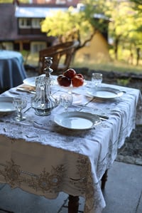 Image 13 of 1 Tischdecke mit grauer Spitze