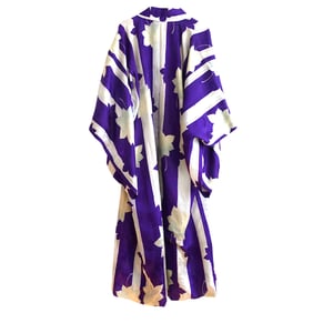 Image of lilla silke kimono med pastel blomster og striber