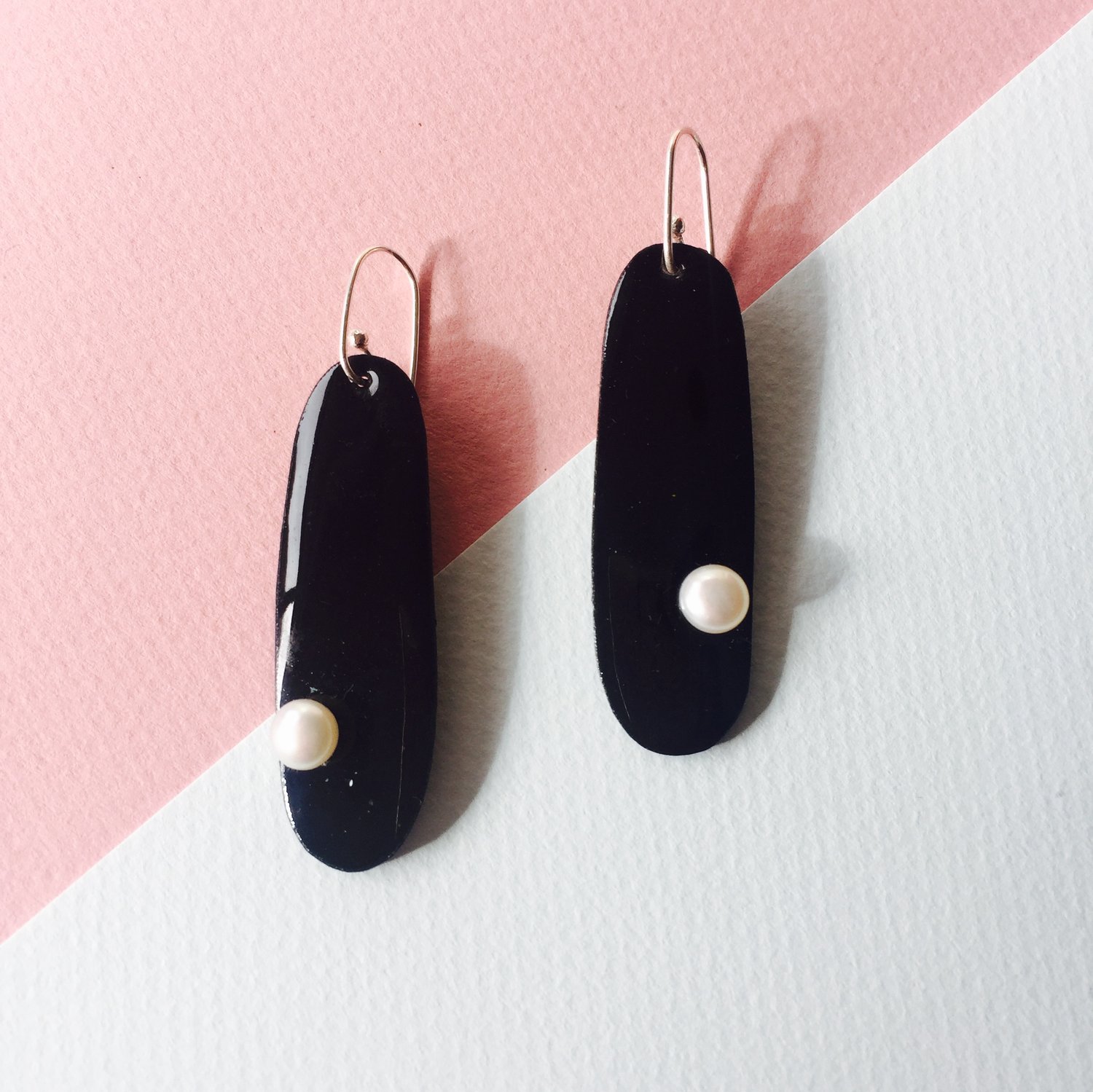 Image of Pearlies earring drop in black- medium