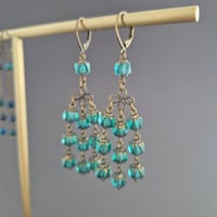 Image 1 of Boucles d'oreilles pendantes bleu paon en verre de bohème