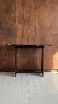 Image 1 of Console demi-lune vintage en bois laqué noir