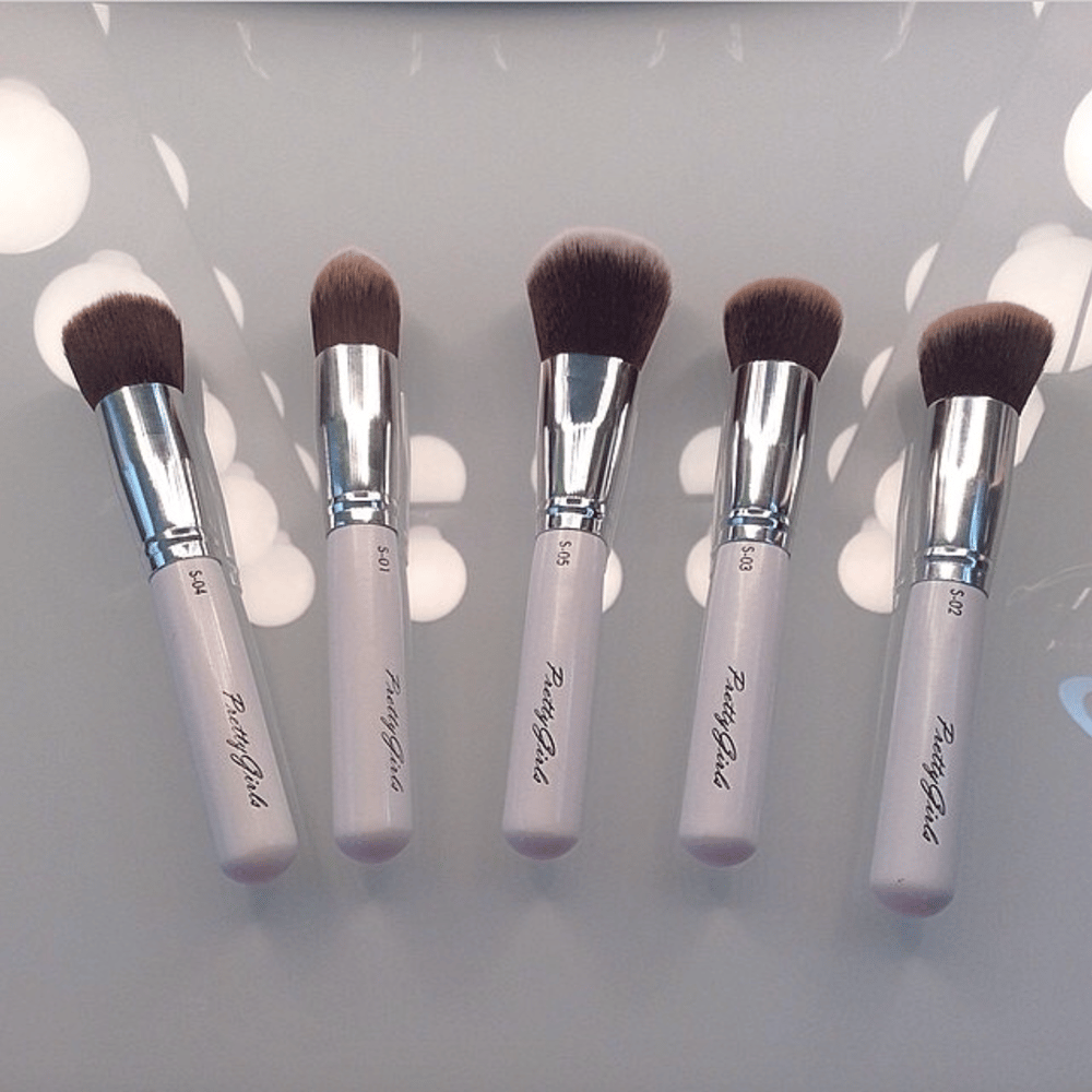 Image of PRETTY FLAWLESS 5- PIECE BRUSH SET - Prissy White